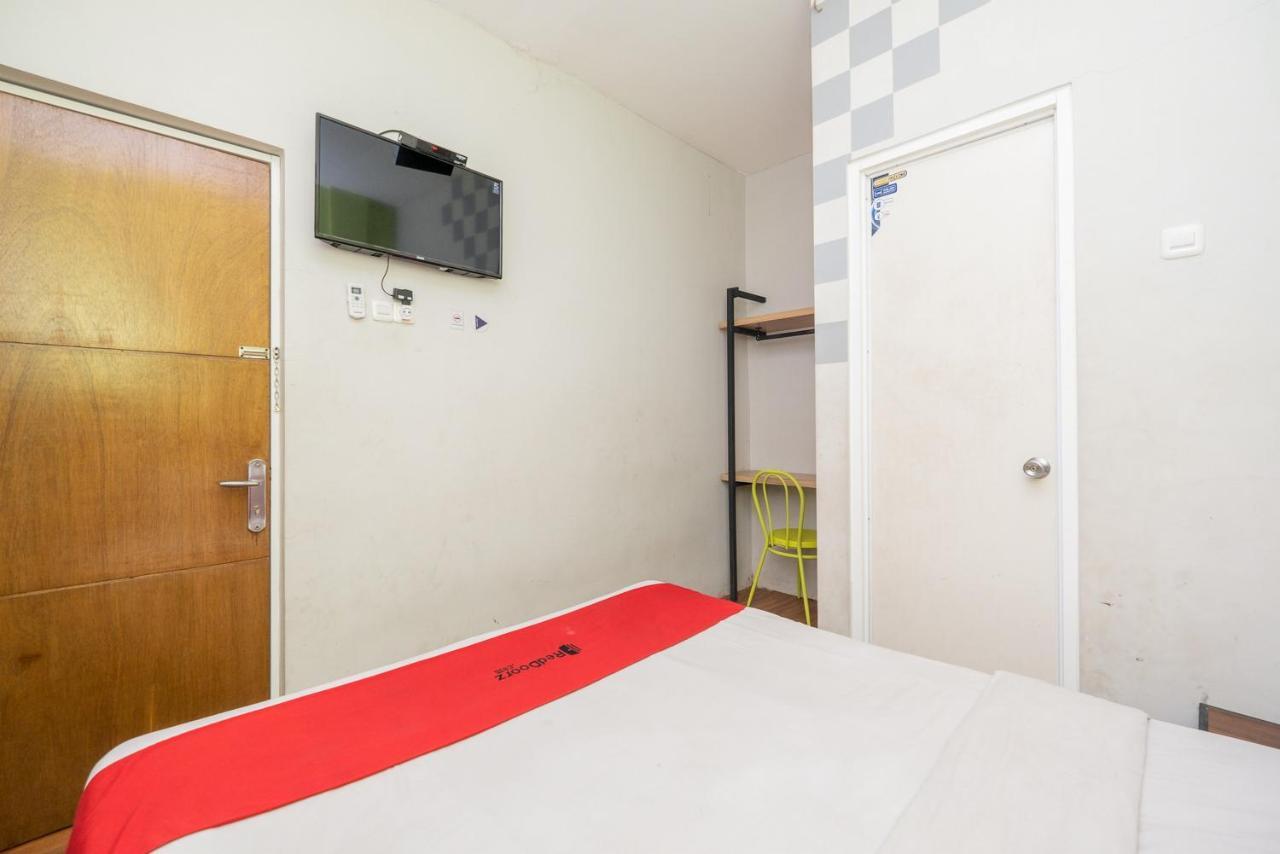 Reddoorz @ Darmo Surabaya Hotel Екстериор снимка
